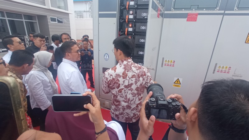 Mendag Budi Santoso saat melihat baterai buatan PT Klou Teknologi Indonesia. (ft humasbpbatam)