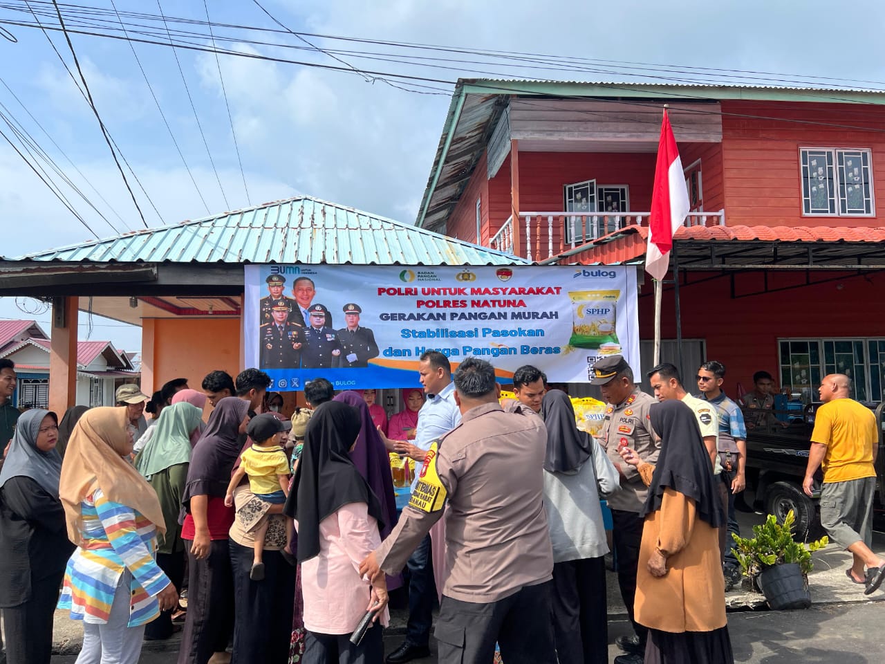 Polsek Bunguran Barat Gelar Gerakan Pangan Murah, Warga Sedanau Antusias Borong Minyak dan Beras