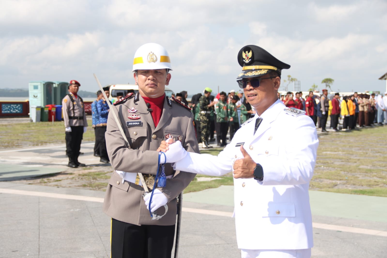 Salah satu anggota Polres Karimun menjadi pelaksana upacara HUT ke-80 Kemerdekaan RI di Coastal Area, minggu kemarin. (ft msaimi)