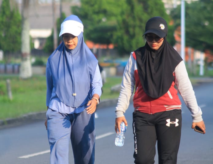 Sejumlah warga Dabo saat melakukan aktivitas olahraga di Taman dan Bundaran di Dabo Singkep, sore tadi. (Ft wandy)