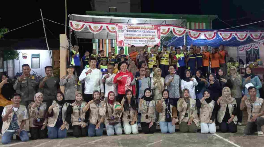 Staf Ahli Pemko Tanjungpinang Muhammad Yatim berfoto bersama panitia dan juara di acara penutupan Turnamen Voli antar RW, tadi malam. (ft kominfotpi)
