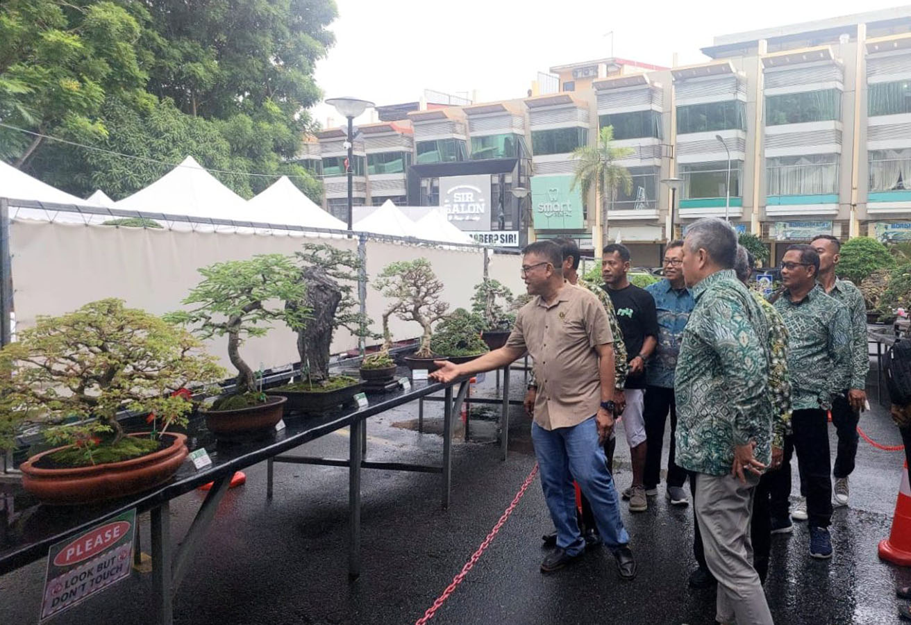 Suasana pameran dan kompetisi bonsai di Batam, kemarin. (ft qori)