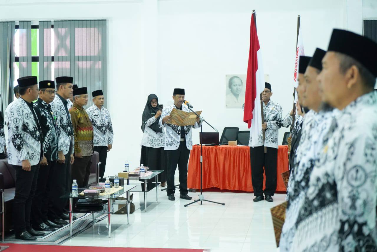 Sekda Rony Sebut Guru Pahlawan Tanpa Tanda Jasa saat Lantik Pengurus PGRI Bintan