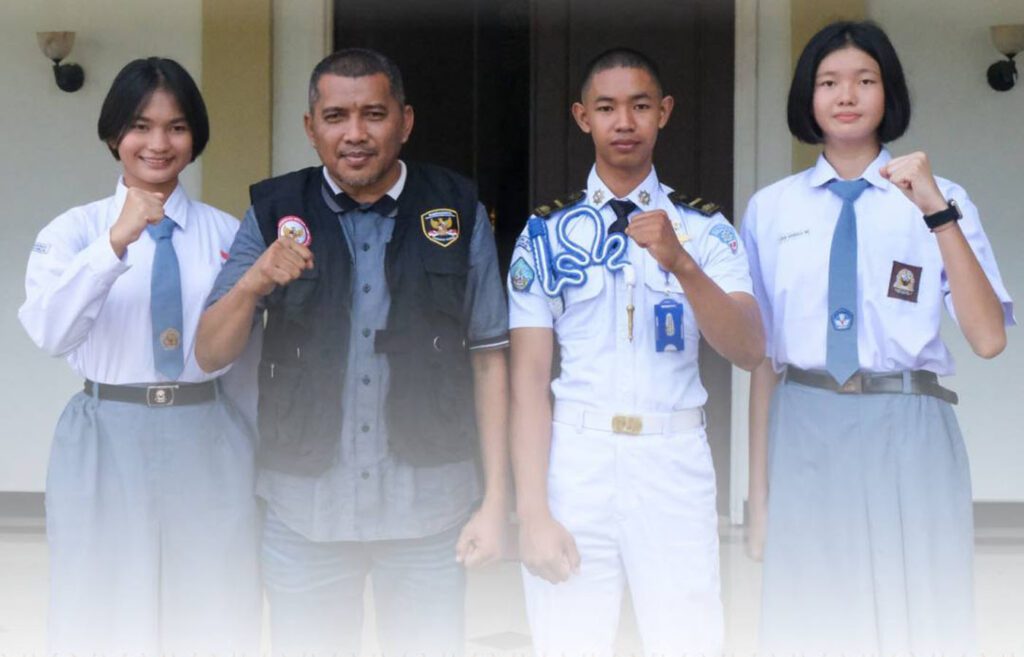 Tiga orang Paskibraka yang akan dikirim ke Tingkat Provinsi Kepri berfoto bersama Wabup Karimun, kemarin. (ft prokopim)