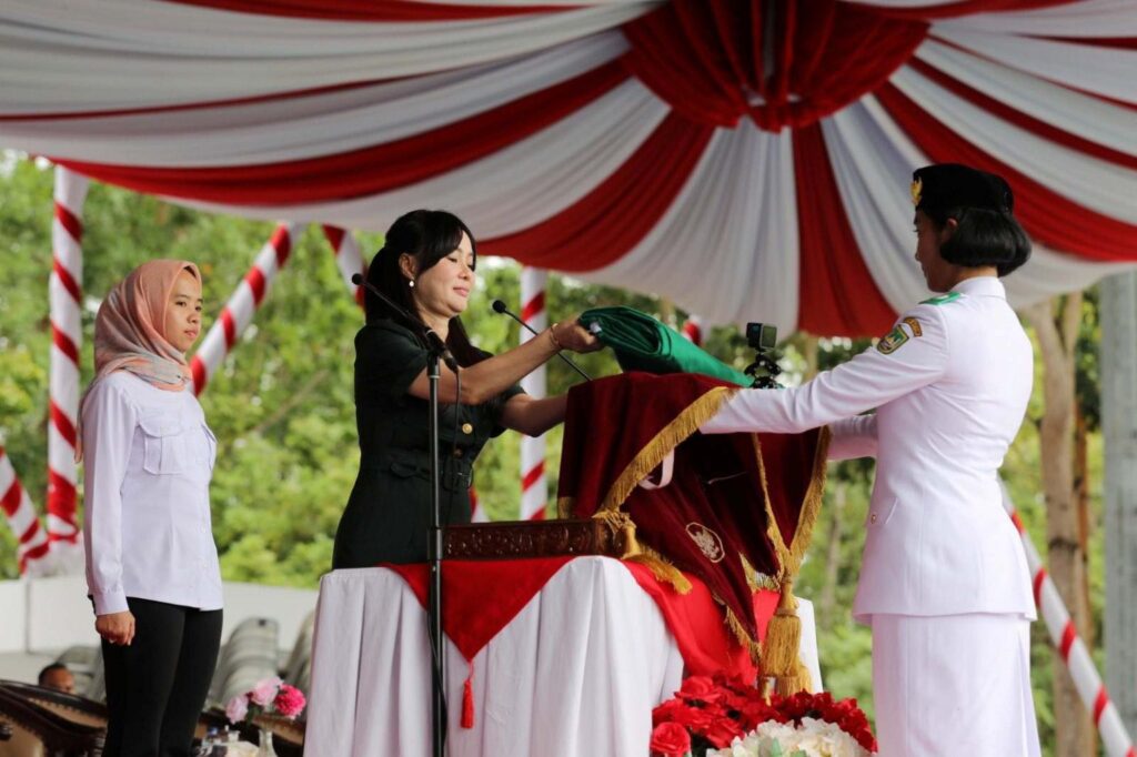 Wakil Wali Kota Batam Li Claudia saat Gladi Bersih Upacara HUT RI di Engku Putri, pagi tadi. (ft mcbatam)