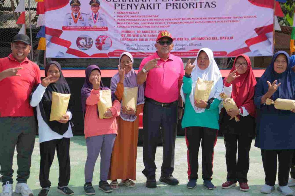 Wako Lis saat acara Gerakan Pengendalian Penyakit Prioritas di Lapangan Balai Pertemuan RW 013 Kampung Sidomulyo, Kelurahan Batu IX, pagi tadi. (Ft kominfotpi)