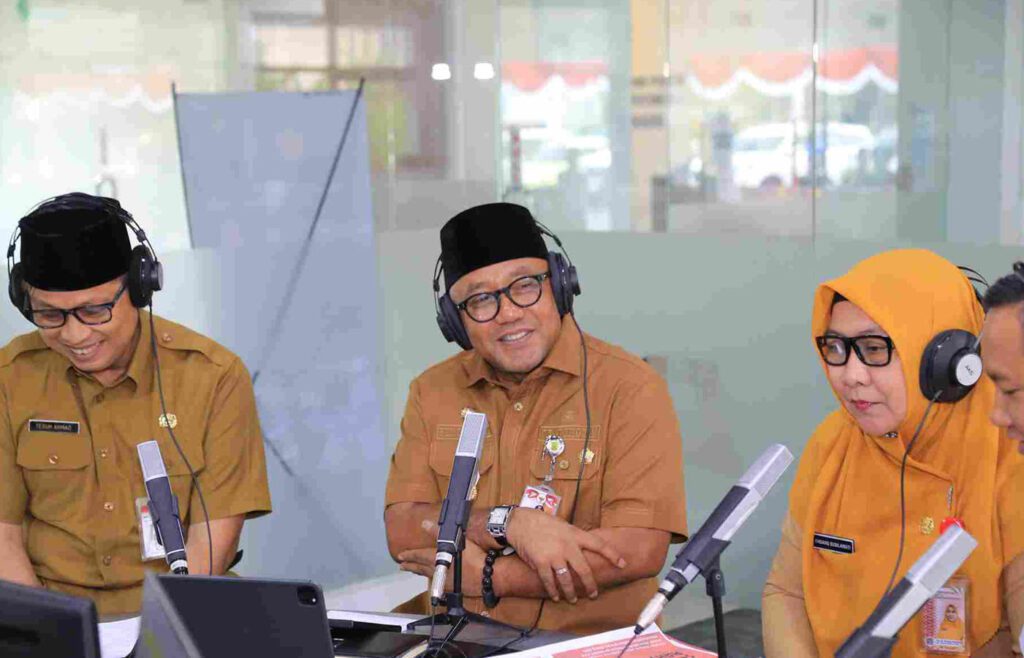 Wako Lis saat berdialog dengan penyiar RRI terkait Sekolah Rakyat, pagi tadi. (ft kominfotpi)