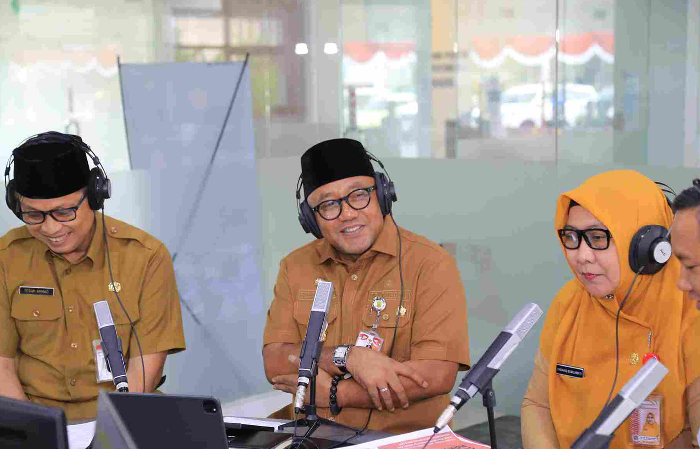 Wako Lis saat berdialog dengan penyiar RRI terkait Sekolah Rakyat, pagi tadi. (ft kominfotpi)