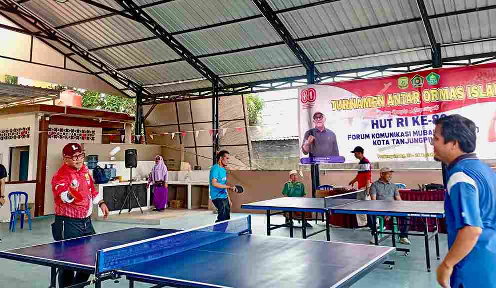 Walikota Lis Darmansyah ikut bermain badminton di turnamen antar Ormas di Tanjungpinang, pagi tadi. (ft kominfotpi)