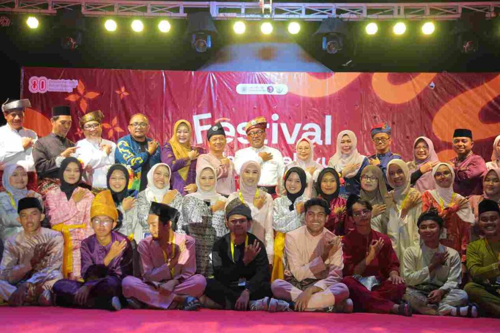 Walikota Lis saat berfoto bersama mahasiswa KKN UGM dalam Satu Melayu Ragam, tadi malam. (ft kominfotpi)