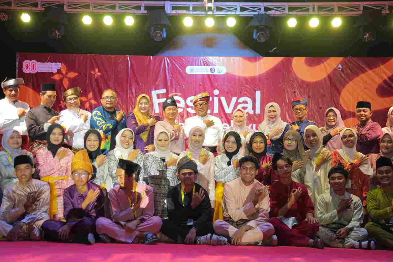 Walikota Lis saat berfoto bersama mahasiswa KKN UGM dalam Satu Melayu Ragam, tadi malam. (ft kominfotpi)