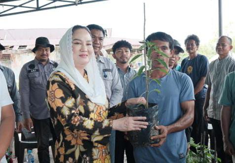 Bupati Cen Sui Lan Serahkan Bibit Cabai ke Petani Tapau, Dorong Natuna Jadi Sentra Agraria Unggulan