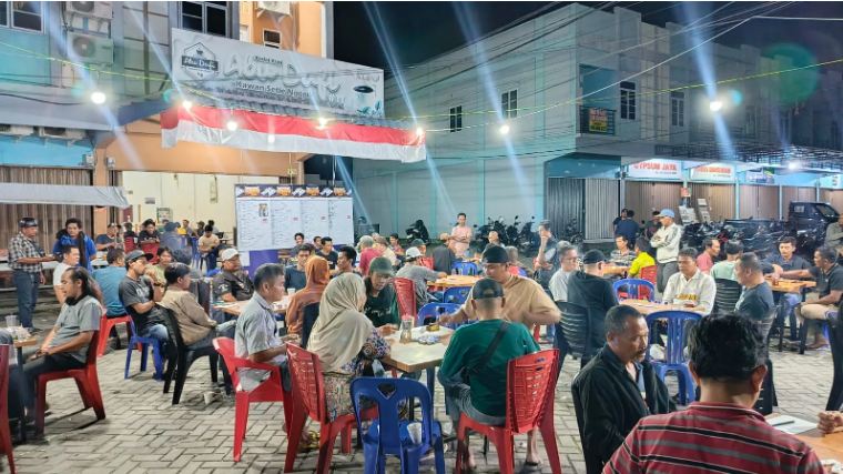 Suasana lanjutan Turnamen Domino KMG Cup III di Kedai Kopi Abudafii, belum lama ini. (ft msaimi)