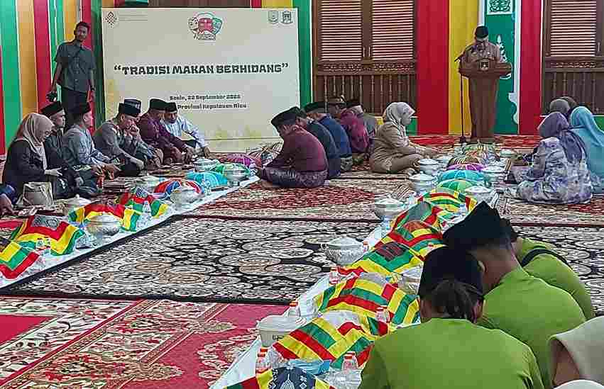 Tradisi makan berhidang untuk mengawali pementasan Kesenian Mak Yong di Tanjungpinang. (ft disparbudtpi)