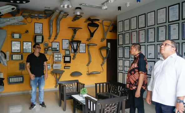 Wabup Rocky saat kunjungan ke perusahaan lighting di Batam, pagi tadi. (ft prpokopim)