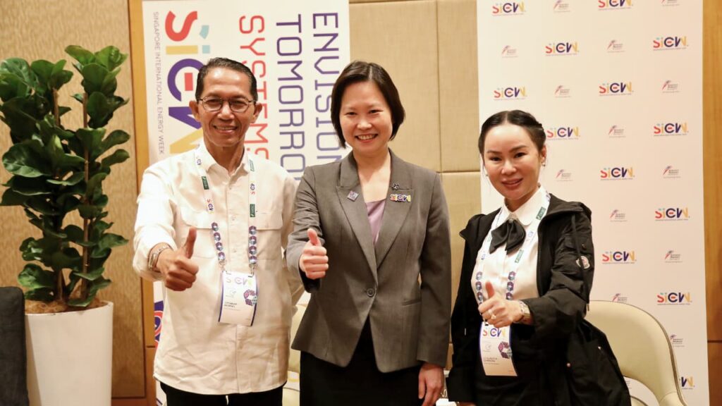 Amsakar Achmad dan Li Claudia Chandra di Sands Expo and Convention Centre, Singapura, Rabu pekan ini. (ft humasbpbatam)