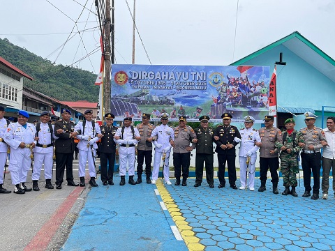 Berfoto bersama usai upadara HUT TNI ke-80 di Anambas, kemarin. (ft lanalanambas)