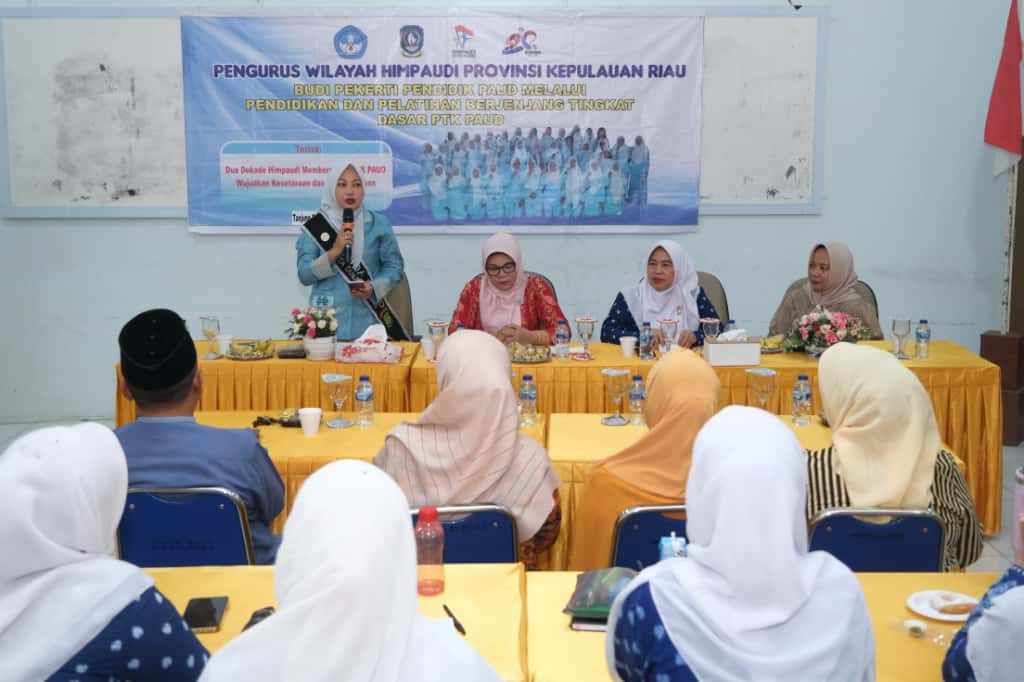 Bunda PAUD Kota Tanjungpinang, Yuniarni Pustoko Weni, saat acara mptivasi tenaga pendidik PAUD, pagi tadi. (Ft fji)