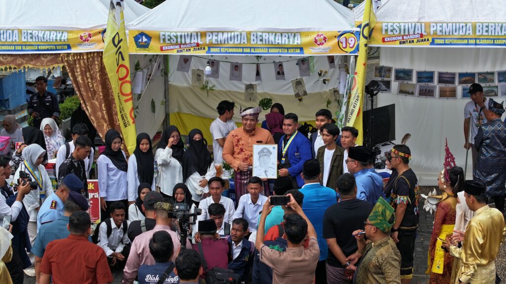 Bupati Bintan saat membuka resmi Festival Pemuda Berkarya 2025 di Lapangan Relief Antam, Kijang, kemarin. (ft mcbintan)