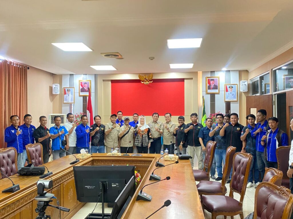 saat berbincang usai menerima kunjungan Ketua dan pengurus PWI Kepri serta PWI Kabupaten Natuna, Rabu (22/10/2025), di ruang rapat Kantor Bupati Natuna.. (ft rusdiandika)
