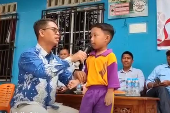 Bupati Iskandarsyah Serahkan Bantuan Seragam Sekolah Gratis Perdana di SDN 003 Tebing