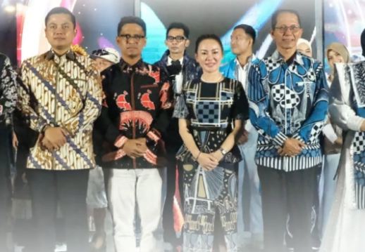 Bupati dan Ketua PKK Karimun Hadiri Malam Puncak Batam Batik Fashion Week 2025