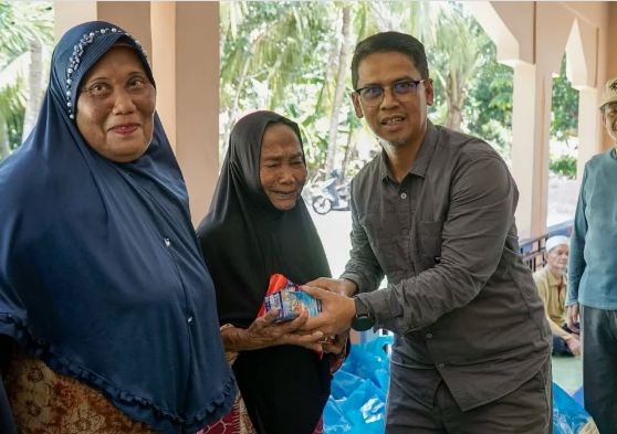 Bupati Iskandarsyah Serahkan Bantuan Sembako BAZNAS kepada Masyarakat Desa Sanglar