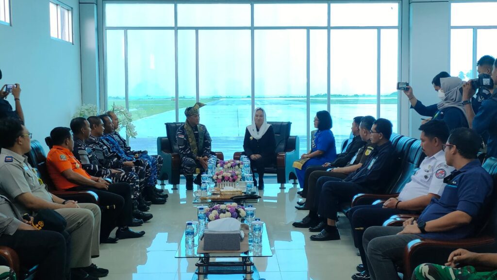 Bupati Natuna saat menyambut Dankodaeral IV) Batam – Kepulauan Riau, pagi tadi. (ft kominfonatuna)