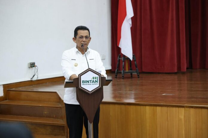 Gubernur Ansar Ahmad saat meluncurkan gerakan Tanjak Lobam di Kawasan Bintan Inti Industrial Estate (BIIE), Lobam, Kabupaten Bintan, kemarin. (ft kominfokepri)