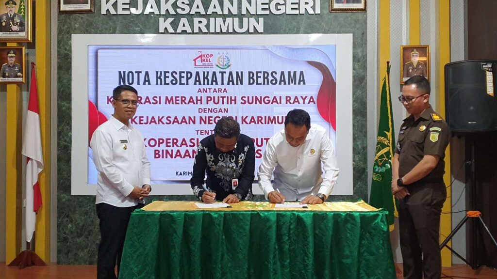 Penandatanganan kerjasama Kejari Karimun dengan Koeprasi Merah Putih Kelurahan Sungai Raya, pagi tadi. (ft ricky)