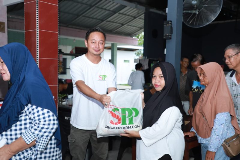 Usai Panen Udang, PT Singkep Putra Perkasa Rutin Berbagi Sembako