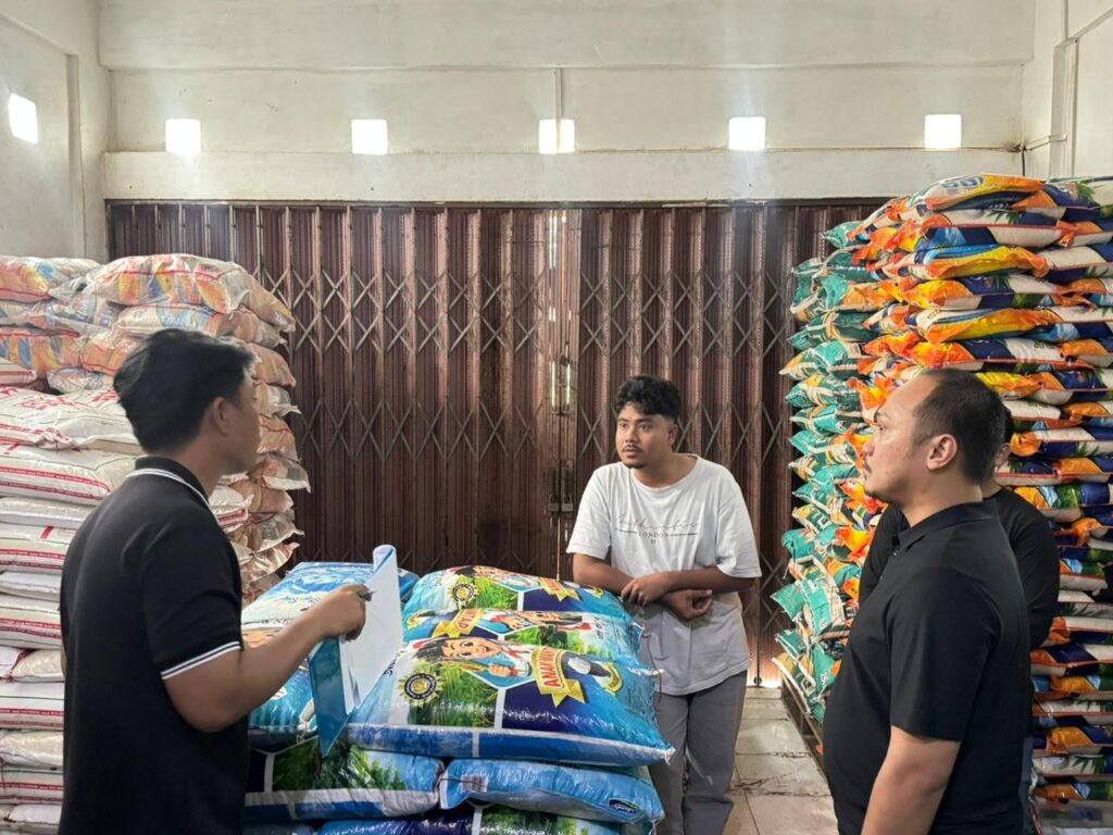 Satgas saat melakukan inspeksi mendadak di distributor beras di Natuna, pagi tadi. (ft rusdiandika)