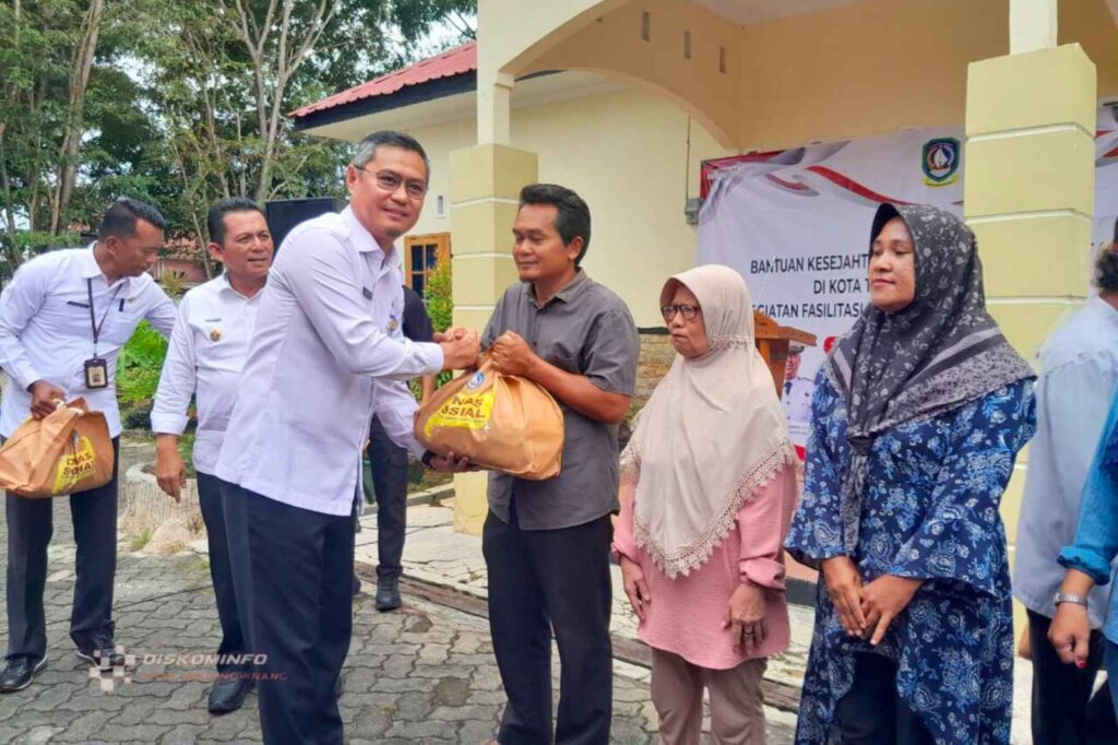 Sekda Zulhidayat saat menyampaikan bantuan sosial ke masyarakatl pagi tadi. (ft kominfotpi)