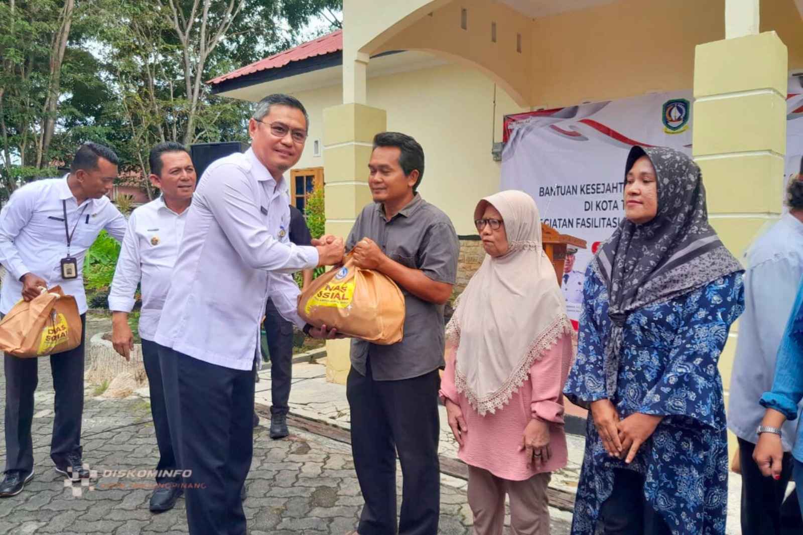Sekda Zulhidayat saat menyampaikan bantuan sosial ke masyarakatl pagi tadi. (ft kominfotpi)