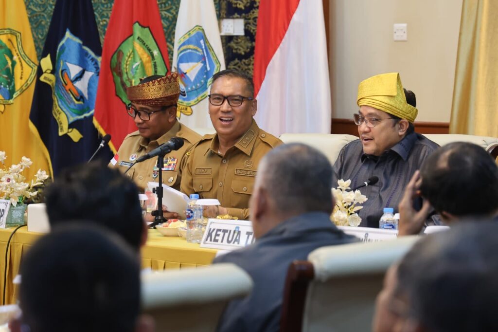 Wagub Kepri Nyanyang Haris Pratamura menyampaikan kata sambutan di depan anggota DPRRI di kantornya. (ft kominfokepri)