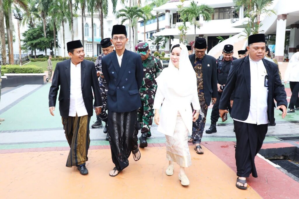 Wali Kota Batam, Amsakar Achmad dan Wakil Wali Kota Batam, Li Claudia Chandra saat mengahdiri Peringatan Hari Santri Tingkat Kota Batam Tahun 2025 di Dataran Engku Putri, Rabu lalu. (ft humasbpbatam)