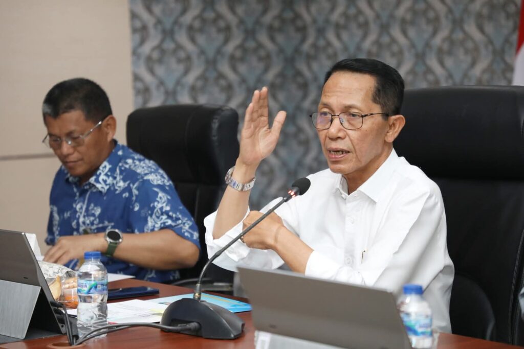 Wali Kota Batam, Amsakar Achmad saat memimpin rapat di Pemko Batam, kemarin. (ft qori)