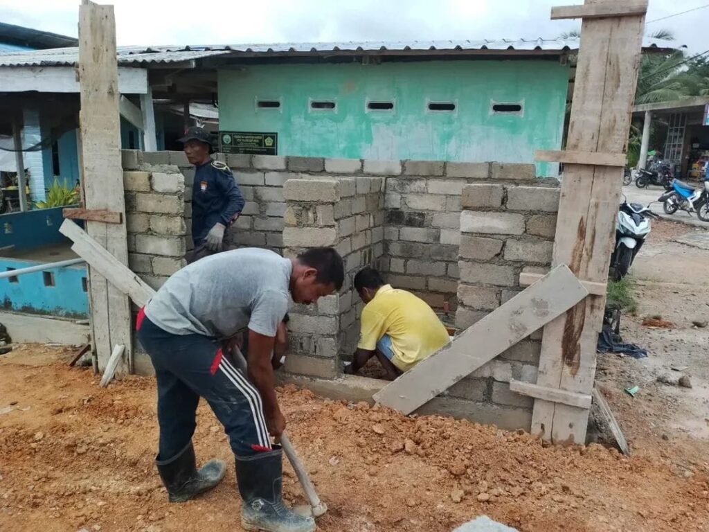 Warga dan Personel Satgas TMMD ke-126 saat membangun MCK di Pelabuhan PT Tanjung Batu Kecil, Kecamatan Buru, Kabupaten Karimun, pagi tadi. (ft novel)