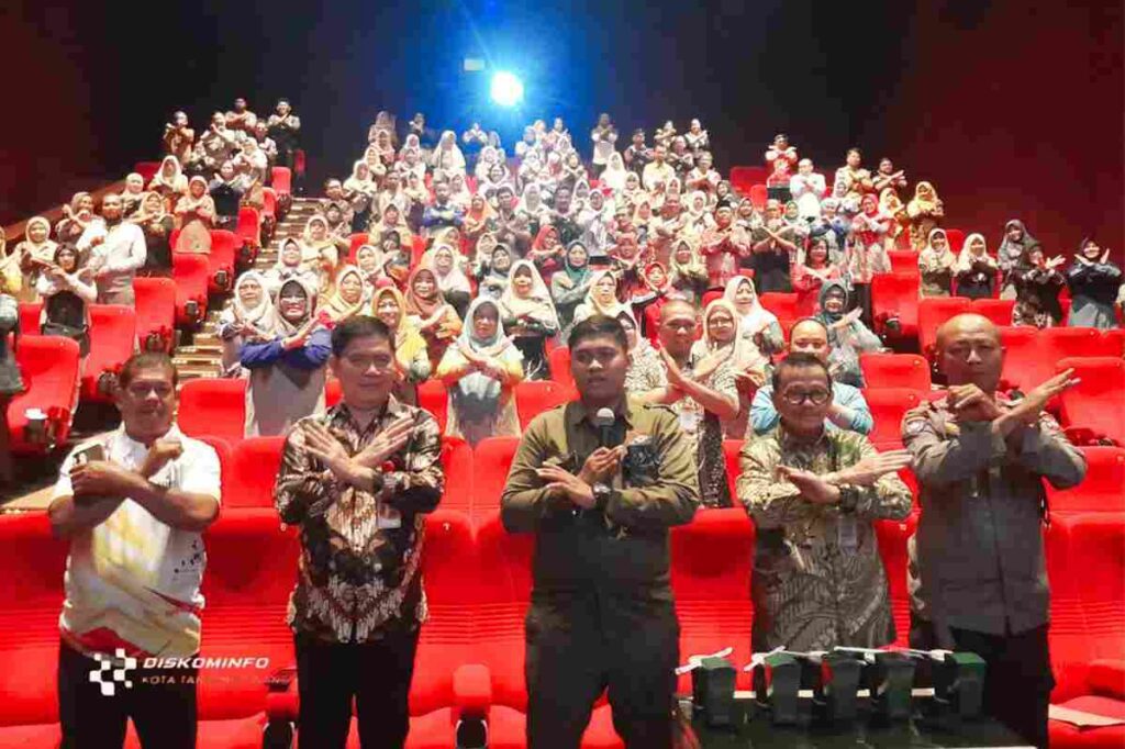 Wawako Raja Ariza saat menonton beraeng cyberbullying, siang tadi. (ft kominfotpi)