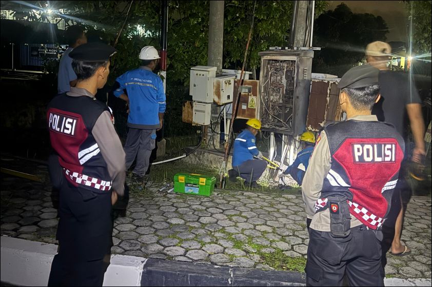 Sat Samapta Polres Karimun Amankan TKP Kebakaran Trafo Listrik di Coastal Area