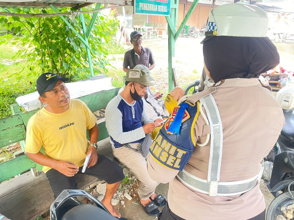 Anggota Satlantas Polres Karimun saat menyosialisasikan terkait operasi zebra ke masyarakat, pagi tadi, (ft msaimi)