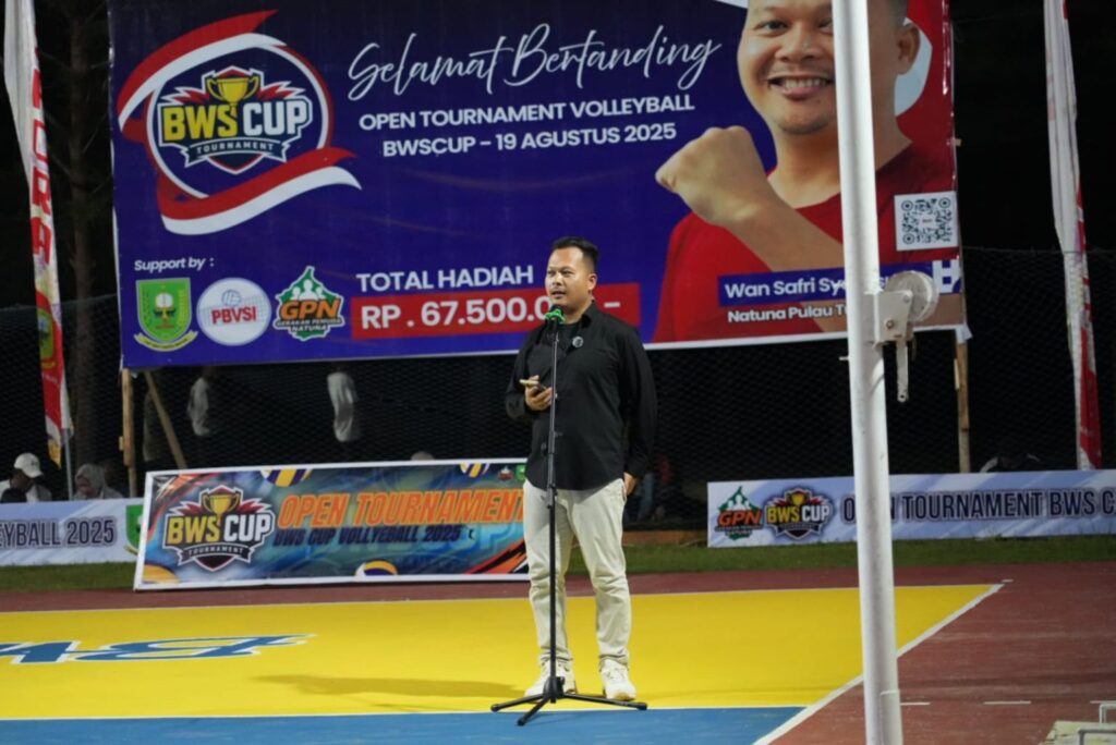 Bang Wan Safri Syamsudin saat membuka BWSCUP 2025 di Lapangan Voli Pantai Piwang, Natuna, Agustus lalu. (ft dok ariranews)
