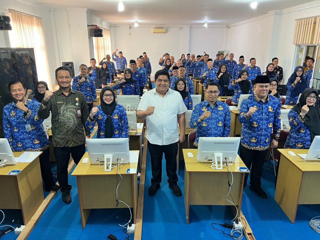 Bupati Bintan Roby Kurniawan saat memantau assessment melalui program Profiling ASN (ProASN), kemarin. (ft mcbintan)