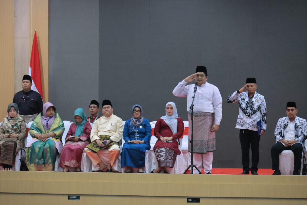 Bupati Bintan saat memimpin Upacara HUT PGRI dan Hari Guru, pagi tadi. (ft mcbintan)