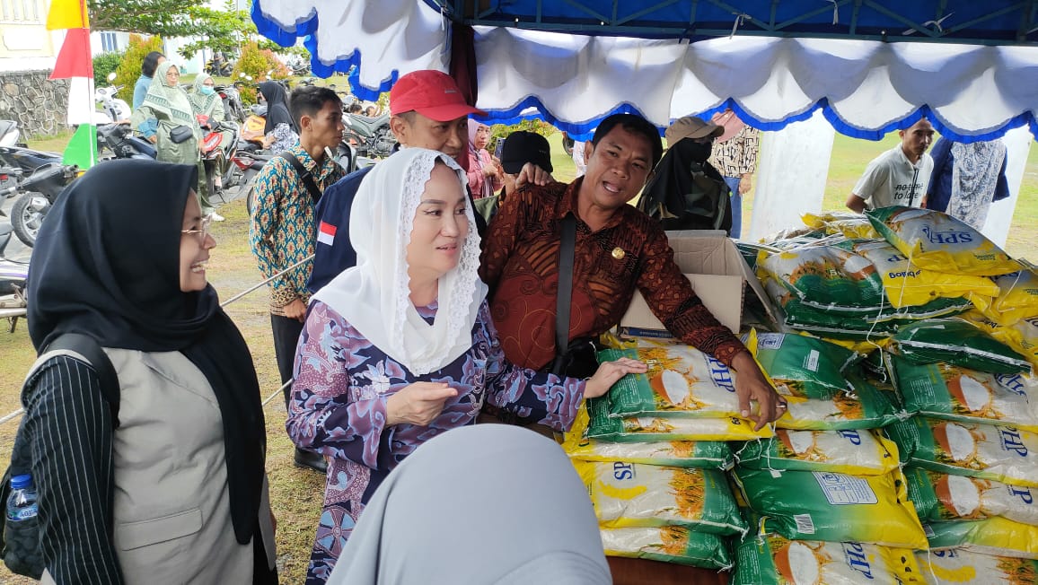 Bupati Cen Sui Lan saat meninjau Gerakan Pangan Murah (GPM) bagi masyarakat Kecamatan Subi dan sekitarnya. (ft kominfonatuna)