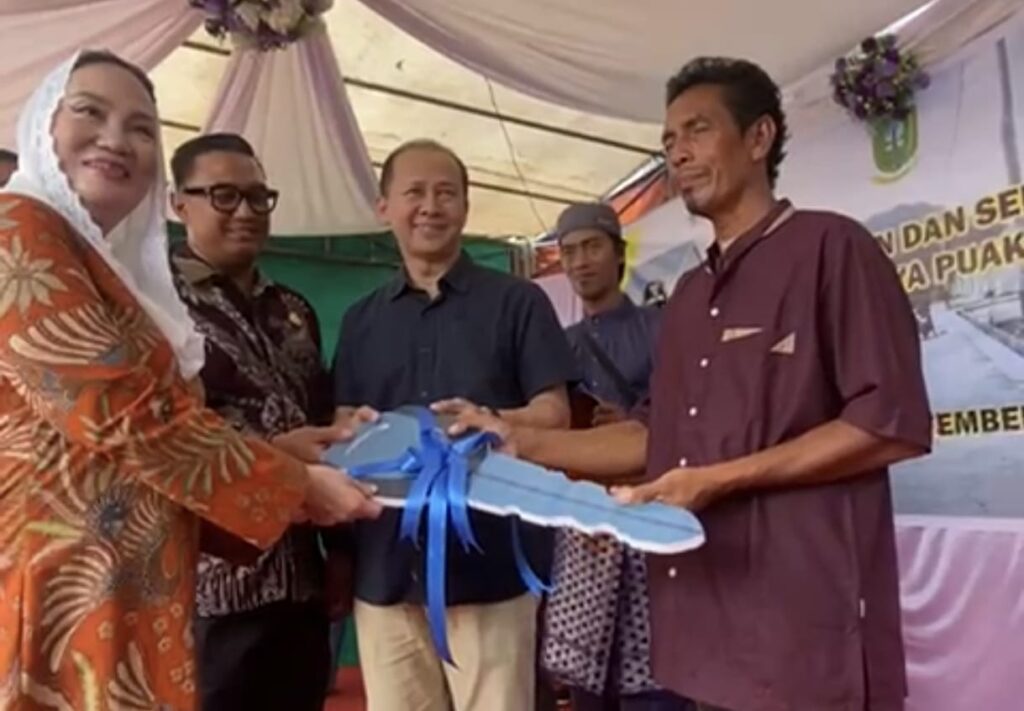 Bupati Cen Sui Lan saat menyerahkan kunci kepada seorang warga penerima proogram relokasi, kemarin. (ft rusdiandika)