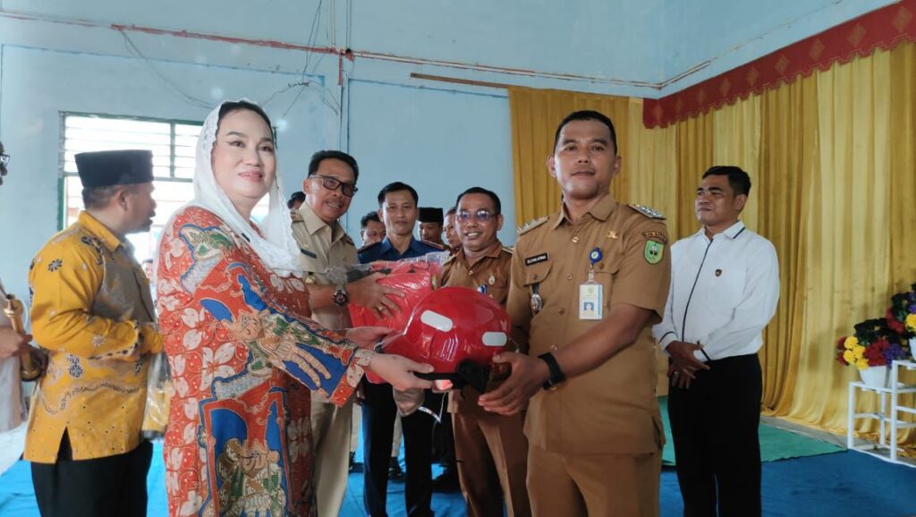 Bupati Cen Sui Lan saat menyerahkan kunci bagi warga penerima melalui Camat Midai, kemarin. (ft restuandika)