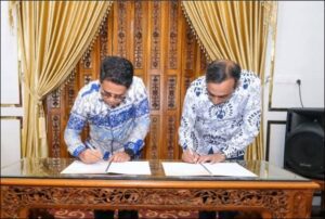 Pemerintah Kabupaten Karimun mengambil langkah strategis dalam menarik investasi asing di sektor energi. Bupati Karimun, Ing. H. Iskandarsyah, secara resmi menandatangani Naskah Nota Kesepakatan (Head of Agreement / HoA) dengan perusahaan energi global, Aslan Energy Capital PTE LTD yang berbasis di Collyer Quay Centre, Singapura, kemarin. (ft msaimi)
