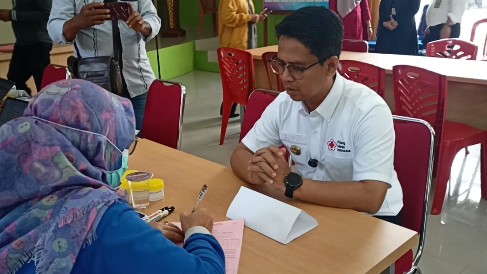 Bupati Iskandarsyah saat melakukan pendaftaran skrinning Tubercolosis di Puskesmas Meral, pagi tadi. (ft ricky)