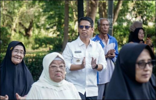 Senam Bersama di Gedung Nilam Sari, Bupati dan Wakil Bupati Karimun Ikuti Pemeriksaan Kesehatan Lansia Gratis